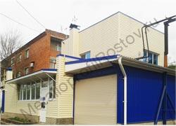Металлопрофиль в отделке фасада магазина и гаража Металлопрофиль в отделке фасада магазина